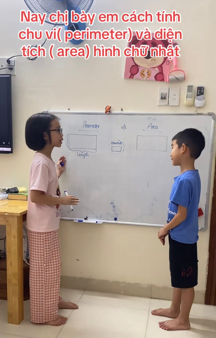 Su Hào dạy em học với thần thái như giáo viên.