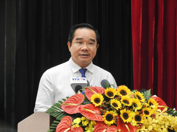 Chủ tịch UBND TP.HCM trình bày các tờ trình miễn nhiệm các chức danh và bầu bổ sung các Phó Chủ tịch UBND TP.