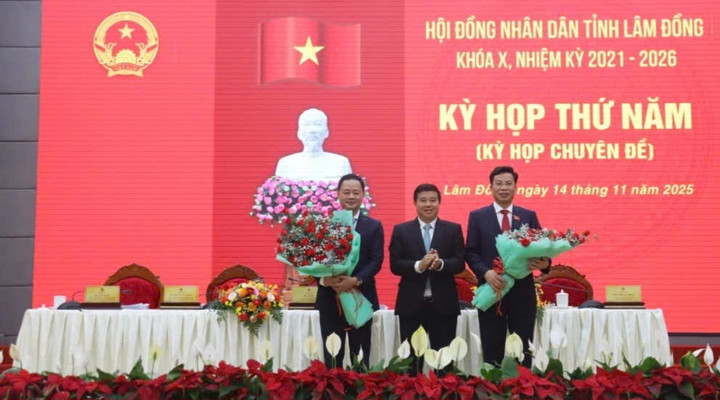 Ông Y Thanh Hà Niê Kđăm, Ủy viên Ban Chấp hành Trung ương Đảng, Bí thư Tỉnh ủy Lâm Đồng (giữa), tặng hoa chức mừng các ông Trần Hồng Thái (bên trái) và Lưu Văn Trung.