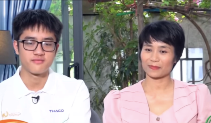 លោកស្រី Nguyen Thuy Ha និងកូនប្រុសរបស់គាត់ Do Anh Minh ក្នុងកម្មវិធី Gala អបអរសាទរ 25 ឆ្នាំនៃ Road to Olympia។