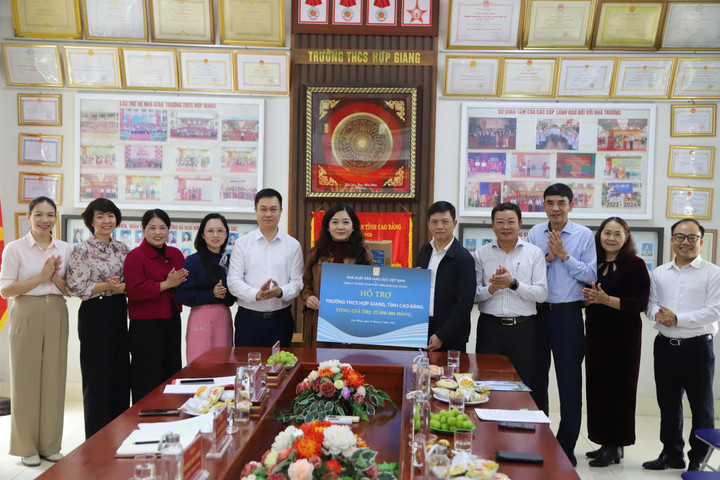 Đoàn công tác NXB Giáo dục Việt Nam trao tặng sách giáo khoa, quà cho Trường THCS Hợp Giang.