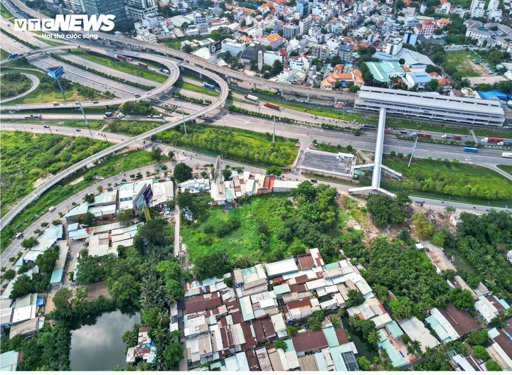 बाक राच चीक स्पोर्ट्स कॉम्प्लेक्स की निवेश नीति 1994 से ही लागू है, जिसकी कुल पूंजी 15,000 अरब वियतनामी डोंग और क्षेत्रफल 187 हेक्टेयर है, लेकिन यह 30 से ज़्यादा वर्षों से निष्क्रिय है। (फोटो: लुओंग वाई)