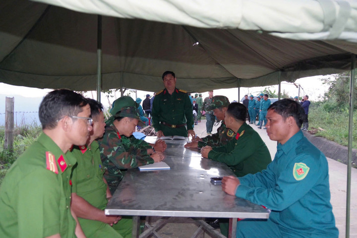 Sở chỉ huy được thành lập ngay tại hiện trường vụ sạt lở ở xã Hùng Sơn (TP Đà Nẵng) để chỉ đạo công tác cứu hộ, cứu nạn. (Ảnh: Cổng TTĐT TP Đà Nẵng).