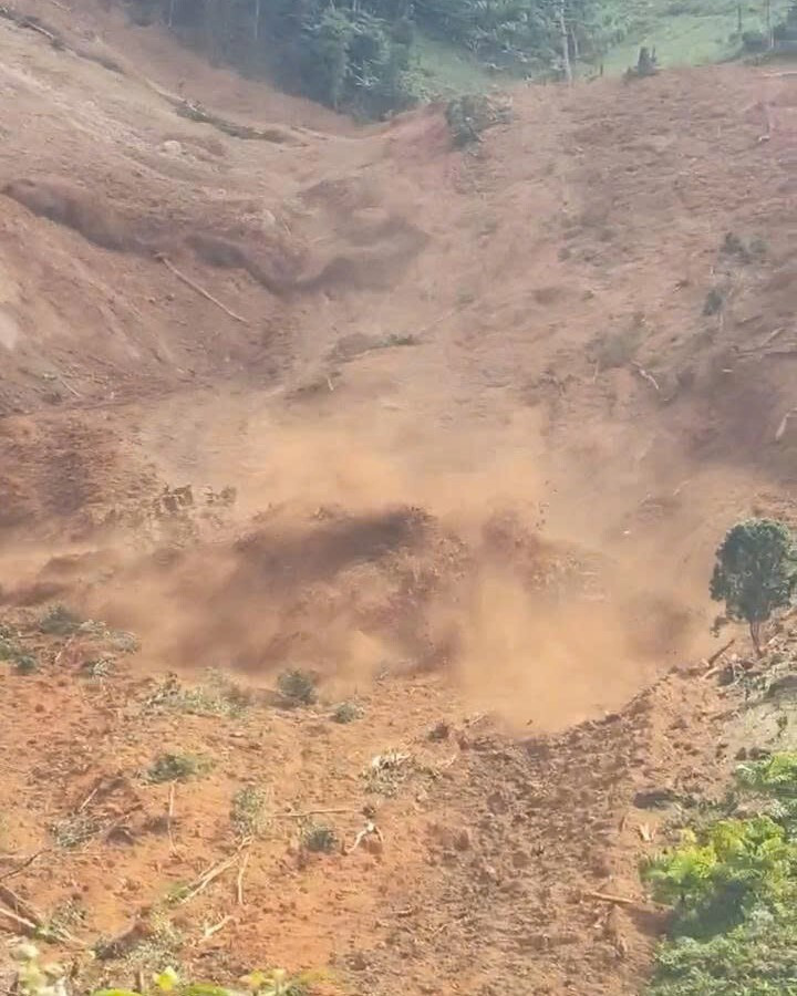 Hiện trường vụ sạt lở. (Ảnh: Cắt từ clip)
