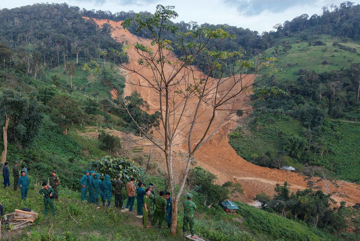 Hơn 100 người được điều động đến hiện trường vụ sạt lở để triển khai công tác cứu hộ, cứu nạn. (Ảnh: Cổng TTĐT TP Đà Nẵng).