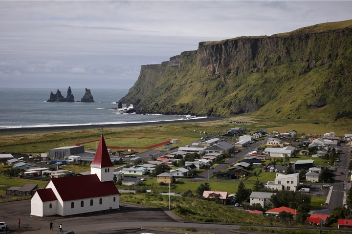 Toàn cảnh ngôi làng Vik, nơi có nguy cơ lũ lụt do sông băng nếu núi lửa Katla phun trào, ở tây nam Iceland. (Ảnh: Reuters)