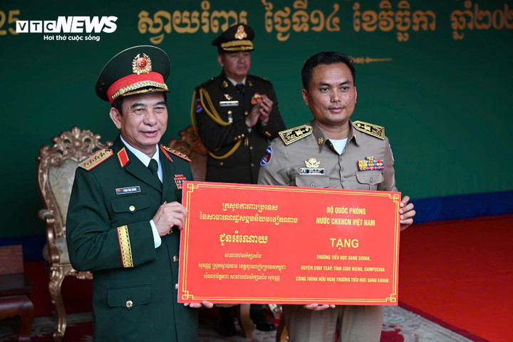 Đại tướng Phan Văn Giang trao tượng trưng công trình hữu nghị Trường Tiểu học Sang Sovan tặng Nhà trường.