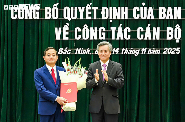 Lãnh đạo Ban Tổ chức Trung ương trao quyết định và tặng hoa chúc mừng ông Phạm Hoàng Sơn, Phó Bí thư Tỉnh ủy Bắc Ninh.