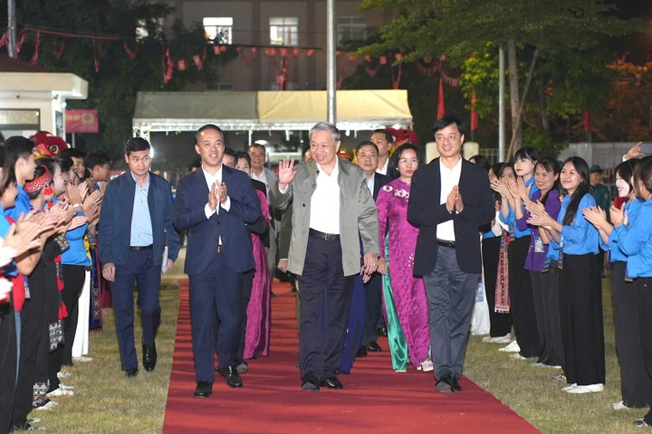 Tổng Bí thư Tô Lâm và các đại biểu Trung ương, TP Hà Nội dự Ngày hội Đại đoàn kết toàn dân tộc của phường Thượng Cát. (Ảnh: Tuổi trẻ Thủ đô)