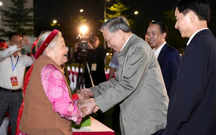 Tổng Bí thư Tô Lâm và Nhân dân phường Thượng Cát. (Ảnh: Tuổi trẻ Thủ đô)