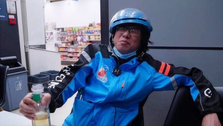 Qianqian cảm thấy thoải mái với công việc giao đồ ăn. (Ảnh: Weibo)