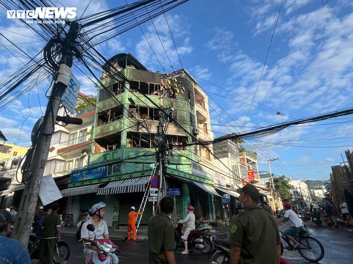 Cơ quan chức năng đang bảo vệ hiện trường, điều tra vụ cháy.