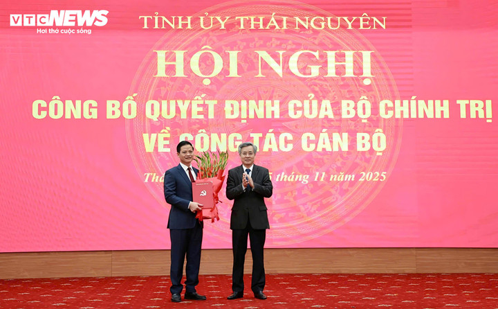 Lãnh đạo Ban tổ chức Trung ương trao quyết định và tặng hoa chúc mừng tân Phó Bí thư tỉnh ủy Thái Nguyên Vương Quốc Tuấn.