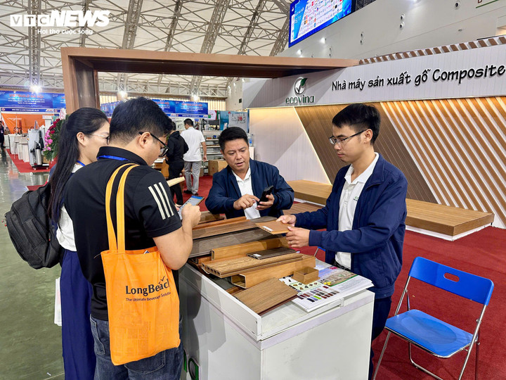 Sự xuất hiện của gỗ nhựa composite đã khắc phục được những nhược điểm của gỗ tự nhiên như cong vênh, mục nát, mối mọt, chịu nước và thời tiết khắc nghiệt mang lại sự thay đổi về ý tưởng thiết kế kiến trúc ngoại thất cho các công trình. (Ảnh: Mạnh Hùng)