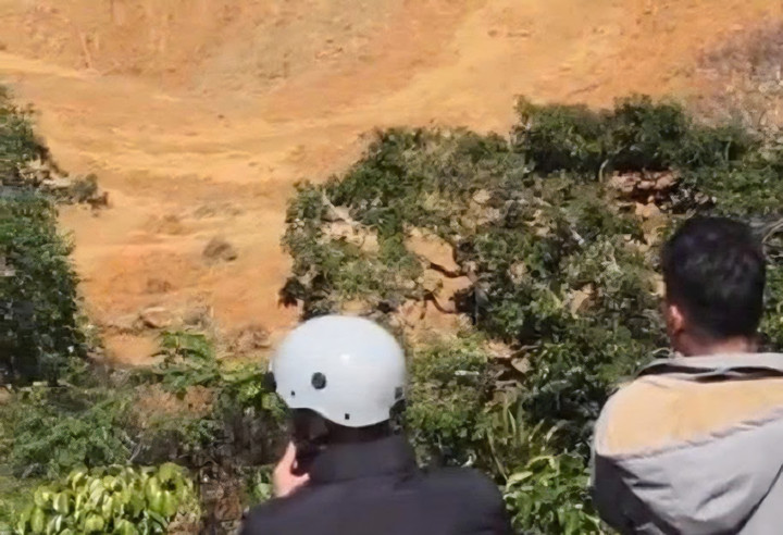 Sạt lở núi khiến 3 người nghi bị vùi lấp.