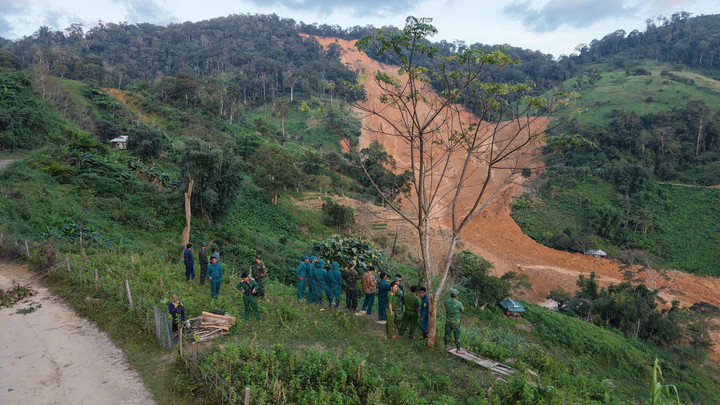 Hàng trăm người đã được huy động để tham gia tìm kiếm các nạn nhân mất tích.