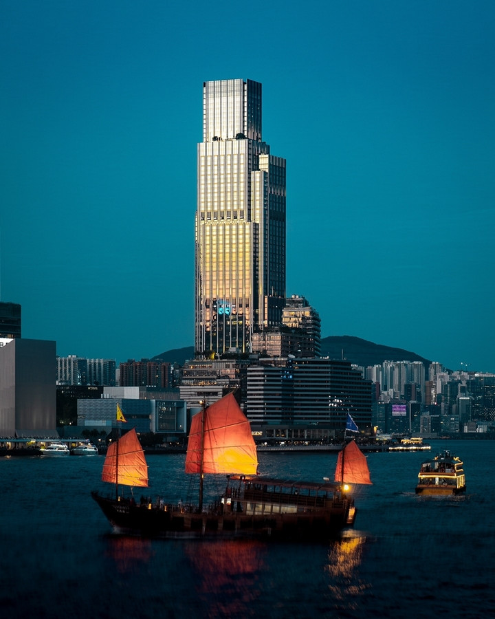 Tọa lạc bên bờ cảng Victoria, tòa nhà Rosewood Hong Kong cao 65 tầng sở hữu vị trí tuyệt đẹp bên bờ sông. (Ảnh: Remoteland)