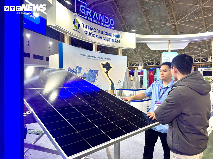 Khung nhôm được ứng dụng trong xây dựng các nhà máy điện năng lượng mặt trời. (Ảnh: Mạnh Hùng)