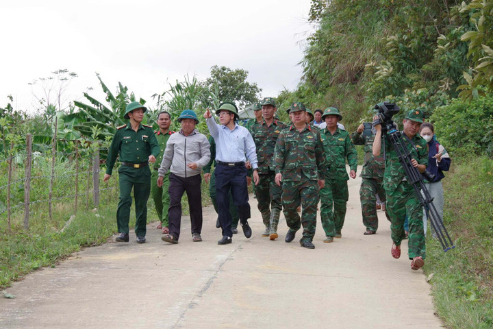 Phó Chủ tịch UBND TP Đà Nẵng kiểm tra công tác tìm kiếm nạn nhân nghi mất tích trong vụ sạt lở. (Ảnh: K.V)