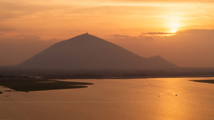 Núi Bà Đen nhìn từ hồ Dầu Tiếng. (Ảnh: Hải Triều)