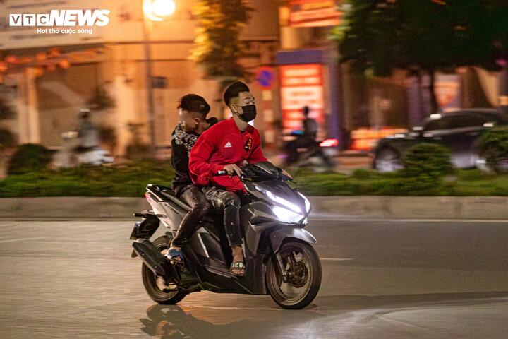 Hình ảnh nhóm "quái xế" náo loạn đường phố được PV Báo Điển Tử VTC News ghi nhận.