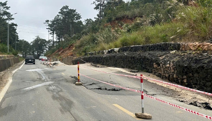 Bề rộng của vệt trồi từ chân kè taluy dương khoảng 5,5m, làm thu hẹp mặt đường. (Ảnh: H.V)