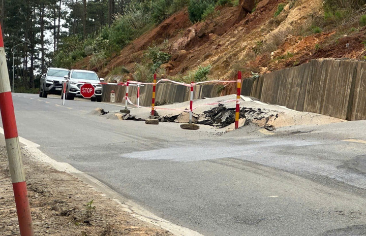 Sáng 15/11, Giám đốc Sở Xây dựng tỉnh Quảng Ngãi Nguyễn Phúc Nhân cho biết, qua kiểm tra, các đơn vị trực thuộc sở phát hiện tuyến Quốc lộ 24 chạy qua địa bàn xã Măng Đen có hiện tượng trồi mặt đường, xuất hiện vết nứt, tiềm ẩn nguy cơ mất an toàn giao thông. (Ảnh: H.V)