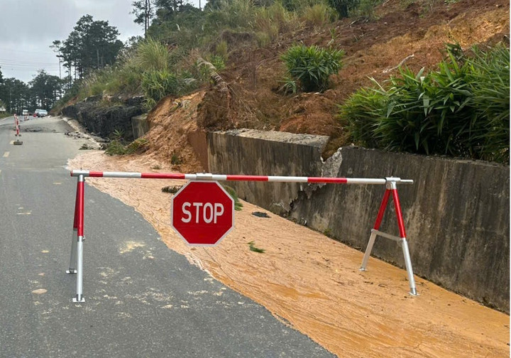 “Sở đã khẩn trương chỉ đạo các đơn vị trực thuộc khẩn cấp khắc phục tình trạng mặt đường bị trồi và vết nứt tại Km112+200 thuộc Quốc lộ 24 nhằm bảo đảm an toàn giao thông”, ông Nhân nói. (Ảnh: H.V)