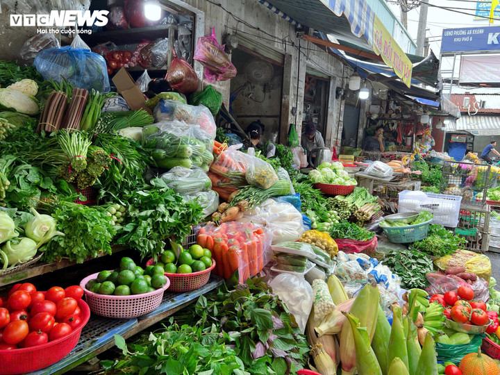 Rau xanh tại các chợ truyền thống ở TP.HCM tăng giá 2-3 lần.