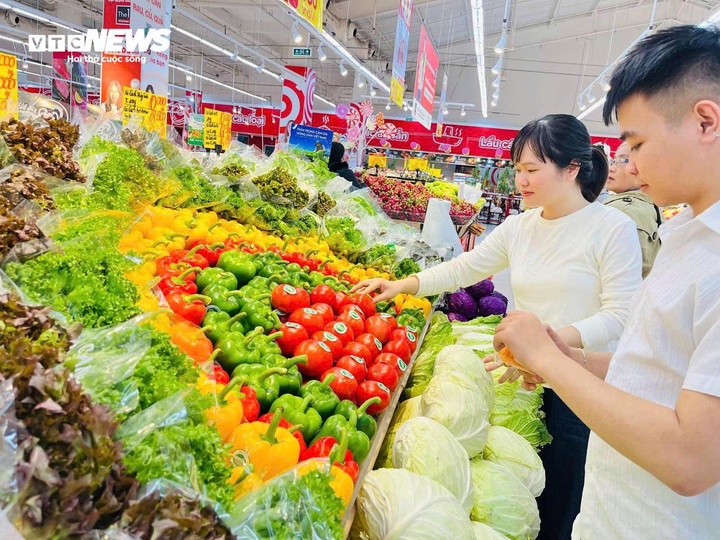 Người tiêu dùng chọn mua rau củ tại siêu thị.