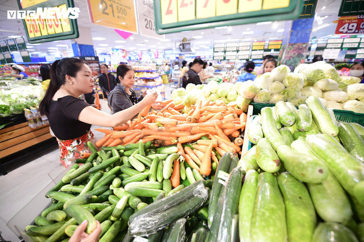 Một số mặt hàng rau bị ảnh hưởng bởi thời tiết, nhiều bà nội trợ chủ động chọn các loại rau thay thế, đảm bảo bữa ăn hàng ngày vẫn đầy đủ và hợp lý.