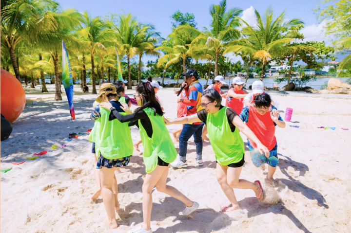 Bãi cát ven sông lý tưởng cho hoạt động teambuilding và gala.
