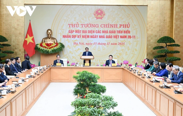 Statsminister Pham Minh Chinh møtte 60 lærere som representerte fremragende lærere i anledning den vietnamesiske lærerdagen 20. november.