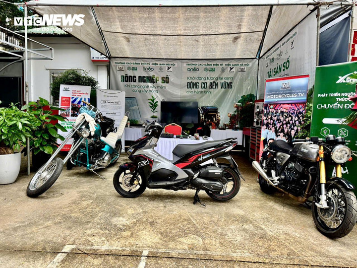 Xe máy chạy xăng đã đã lắp thêm động cơ điện được trưng bày tại một sự kiện tổ chức tại trường Cao đẳng Điện tử - Điện lạnh Hà Nội.
