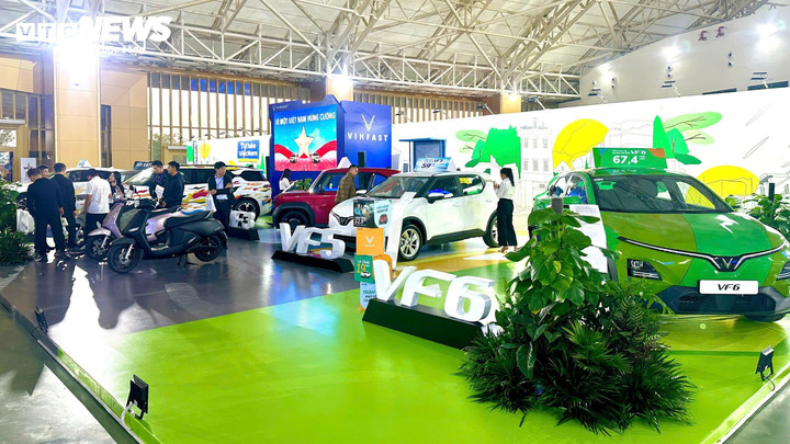 Dải sản phẩm ô tô và xe máy điện VinFast được giới thiệu trong sự kiện. (Ảnh: Mạnh Hùng)