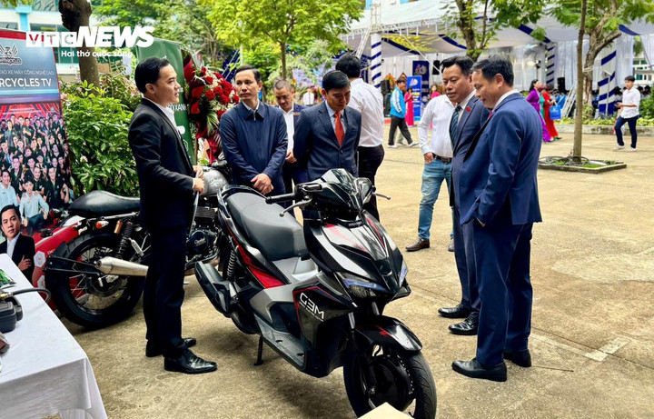 Đại diện Motorcycles TV (bên trái) chia sẻ về giải pháp lắp thêm động cơ điện cho xe máy đang sử dụng động cơ xăng tại một sự kiện.