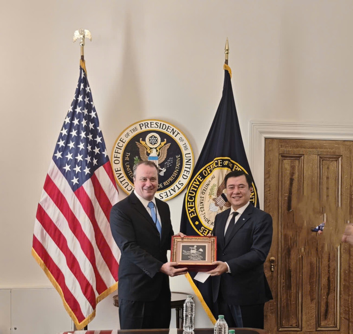 Thứ trưởng Bộ Công Thương, Phó Trưởng Đoàn đàm phán Chính phủ Nguyễn Sinh Nhật Tân và Phó Đại diện Thương mại Hoa Kỳ Rick Switzer.