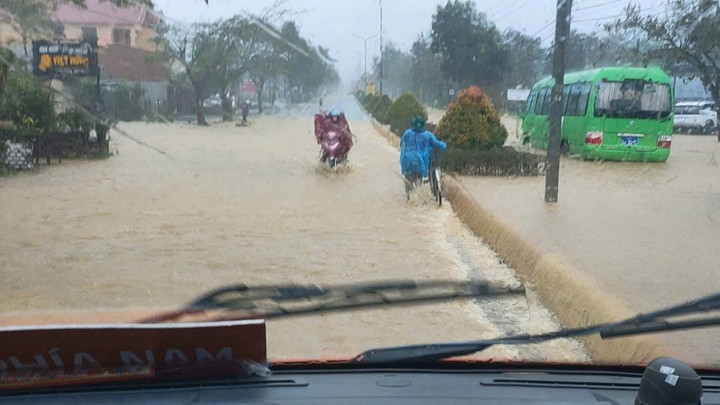 Nhiều đoạn đường Hồ Chí Minh đoạn qua xã miền núi A Lưới 2 (TP Huế) bị ngập sâu. (Ảnh: MXH)