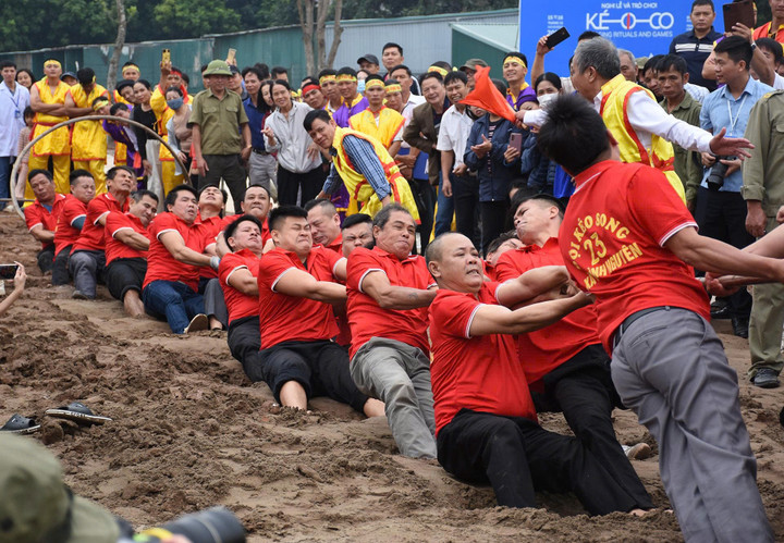 Màn kéo co của đoàn Hương Canh (Phú Thọ) gây chú ý bởi tính gay cấn và độc đáo: họ sử dụng dây song, chia thành từng cặp cùng nắm một đoạn dây để phối hợp kéo, tạo nên thế trận vừa mạnh mẽ vừa kỹ thuật.