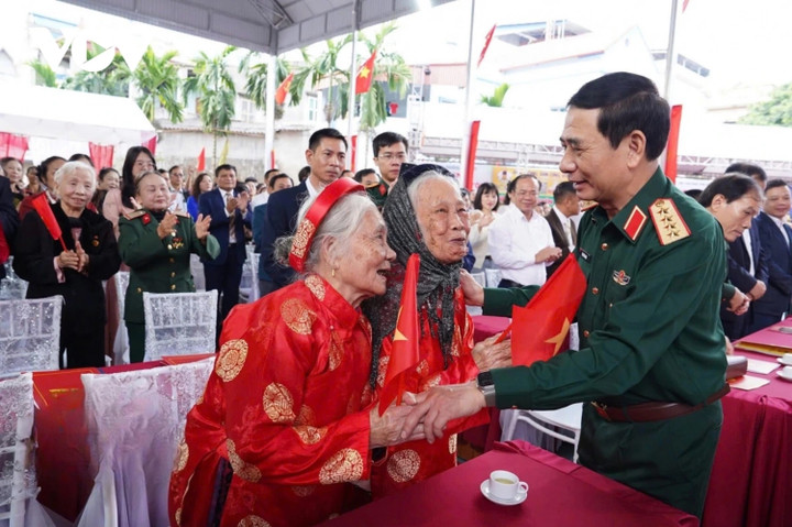 Đại tướng Phan Văn Giang chung vui với Nhân dân Tổ dân phố Đông, phường Linh Sơn, tỉnh Thái Nguyên.
