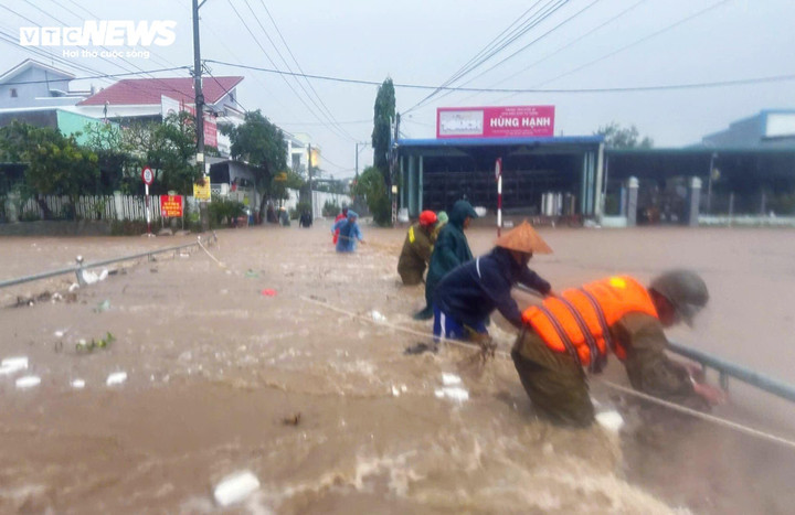 Mưa lớn kéo dài khiến nhiều tuyến đường trên địa bàn tỉnh Khánh Hòa ngập cục bộ.