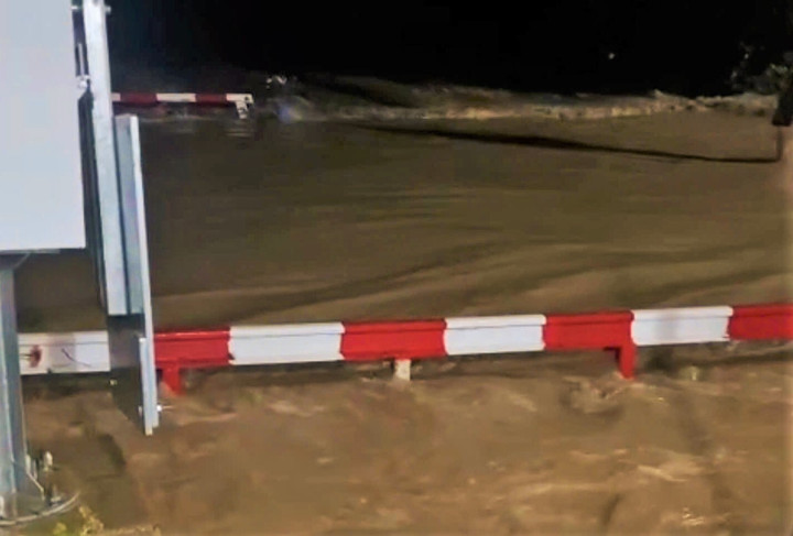 Đoạn đường sắt thuộc khu gian Ngã Ba - Cam Thịnh Đông, xã Nam Cam Ranh, tỉnh Khánh Hòa đang bị ngập cục bộ.