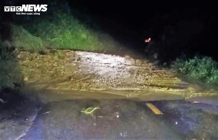 Sạt lở, đất đá tràn ra đường trền tuyến đèo Khánh Sơn (tỉnh lộ 9, Khánh Hòa)