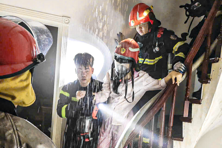 Nạn nhân được lực lượng chức năng tiếp cận và đưa xuống vị trí an toàn. (Ảnh: CACC)