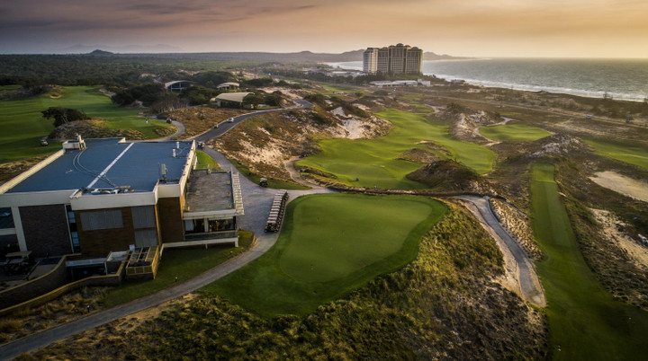 Sân golf The Bluffs Hồ Tràm uốn quanh cồn cát dọc bờ biển Hồ Tràm. (Ảnh: Vĩnh Cơ)