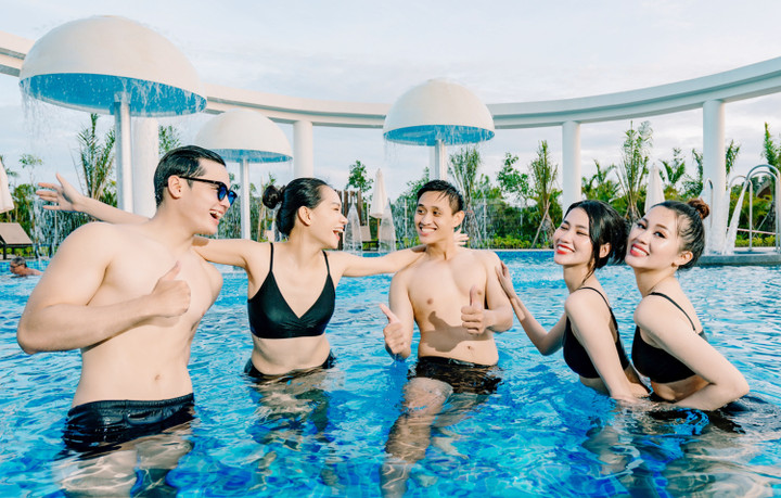 Du khách trải nghiệm tắm khoáng nóng tại Minera Hot Springs Binh Chau, Hồ Tràm.
