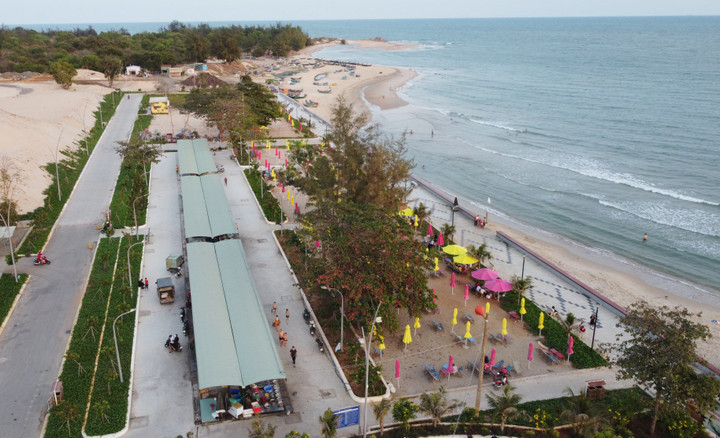 Bãi tắm công cộng Hồ Tràm được chỉnh trang ngăn nắp nhìn từ trên cao xuống. (Ảnh: Đăng Khoa)