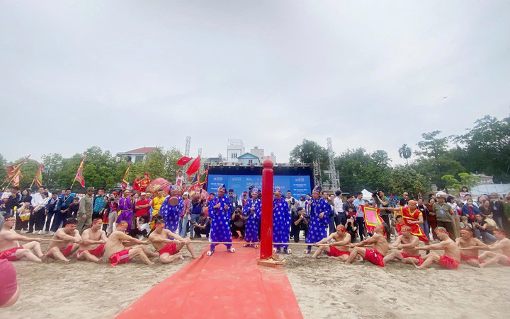 Chương trình mở đầu bằng màn tái hiện nghi thức kéo co ngồi truyền thống của đền Trấn Vũ - nghi lễ được thực hành vào mùng 3 tháng 3 âm lịch hằng năm để tri ân Đức thánh Linh Lang.