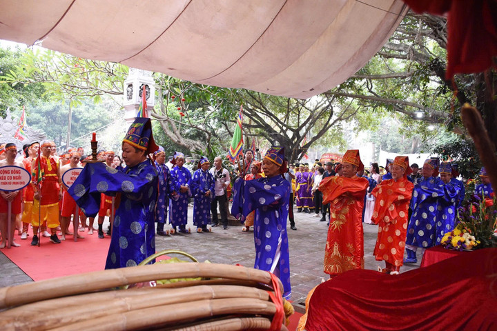 Ngày 16/11, không gian đền Trấn Vũ (phường Long Biên, Hà Nội) thu hút hàng nghìn người dân và du khách đổ về theo dõi chương trình giao lưu, trình diễn di sản văn hóa phi vật thể đại diện của nhân loại - nghi lễ, trò chơi kéo co.