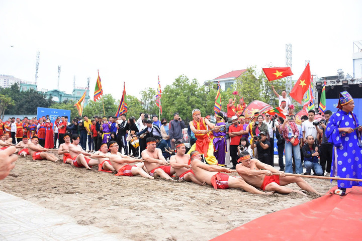 Sợi dây song dài khoảng 25–30 m, được ngâm giếng hàng tháng để tăng độ dẻo, trước khi luồn qua một cột gỗ lim lớn chôn sâu dưới đất.